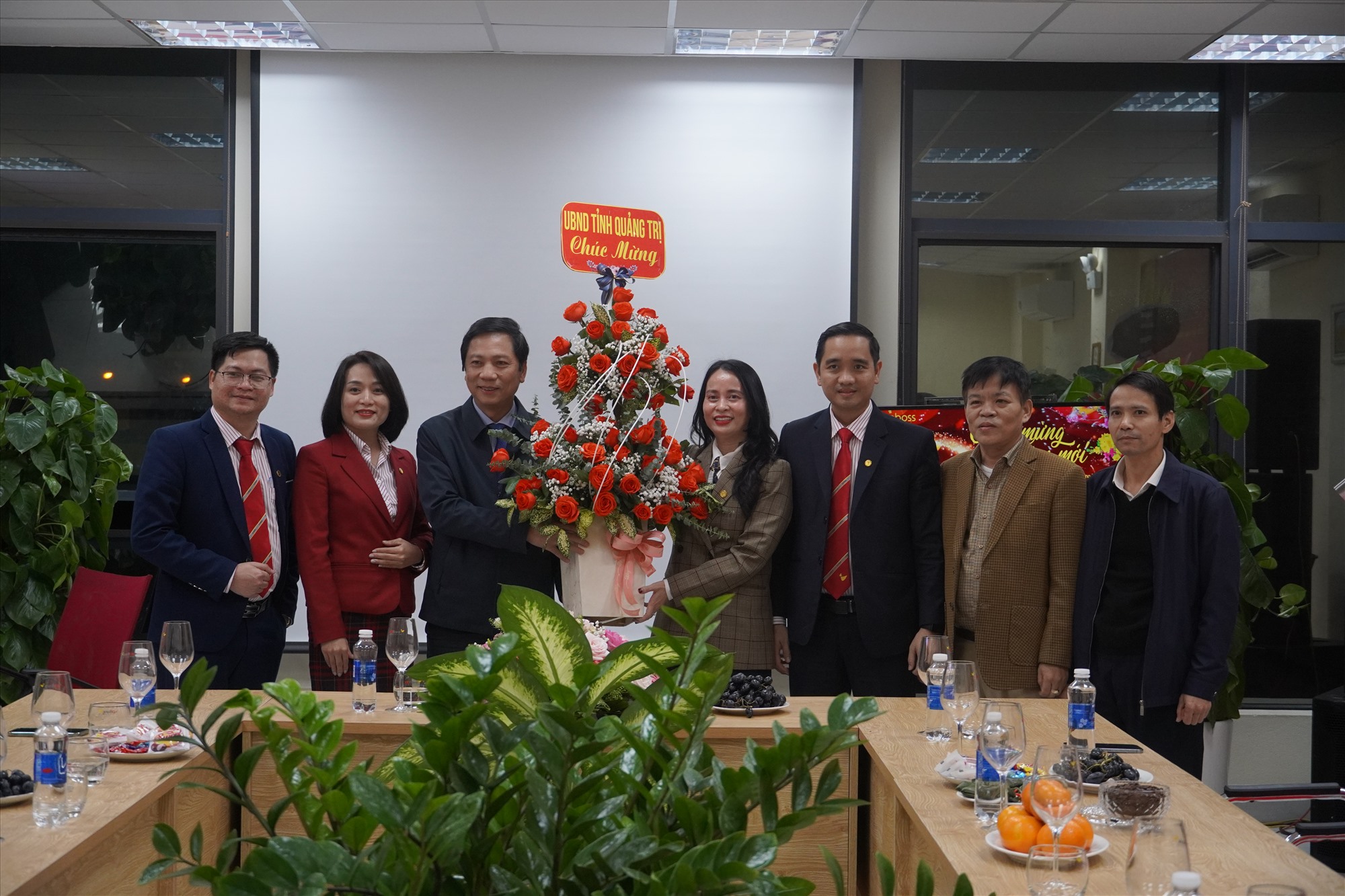 Phó Chủ tịch UBND tỉnh Hoàng Nam tặng hoa chúc mừng Ngân hàng CPTM Phát triển TP. Hồ Chí Minh (HDBank) Chi nhánh Quảng Trị - Ảnh: H.H