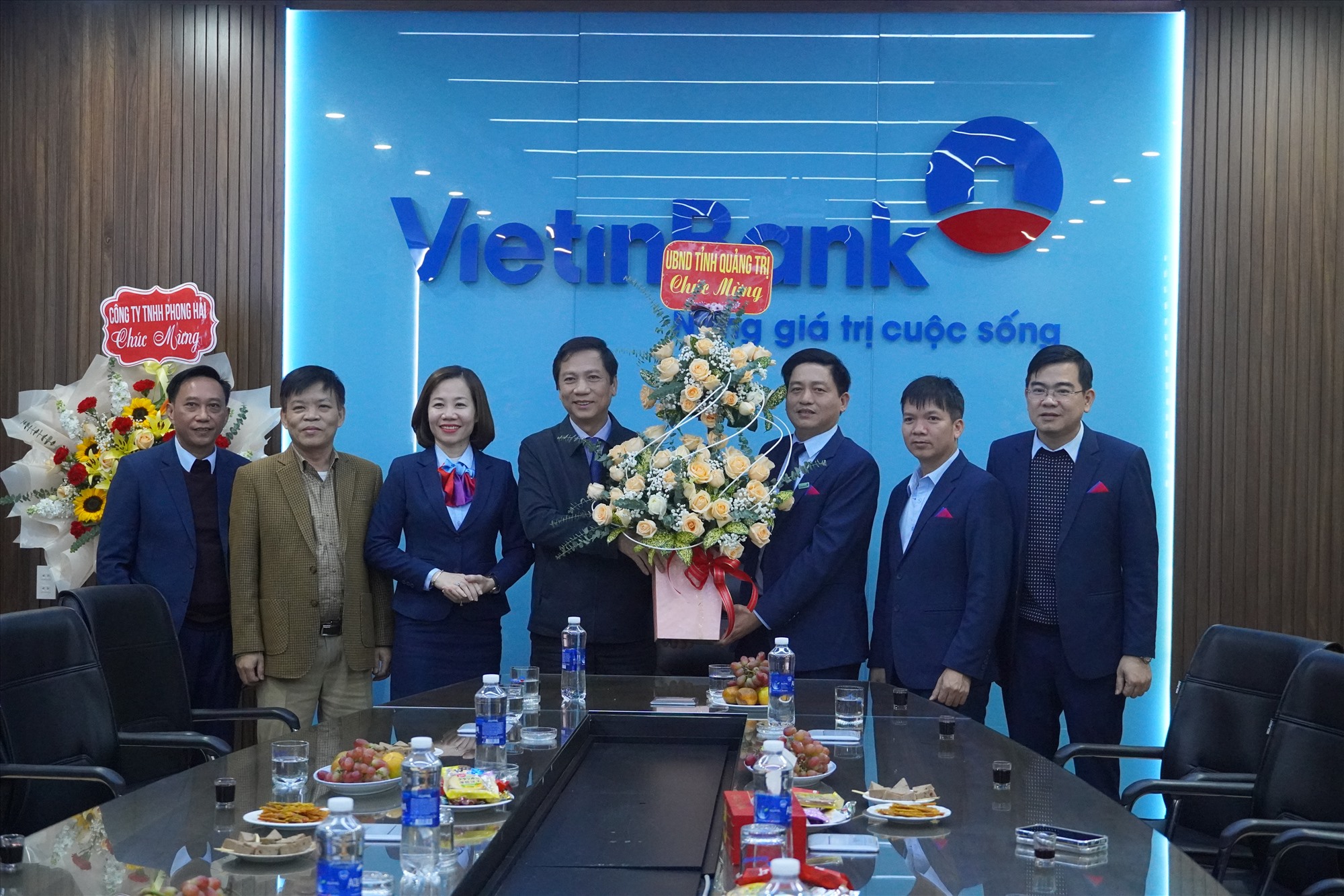 Phó Chủ tịch UBND tỉnh Hoàng Nam tặng hoa, động viên cán bộ, nhân viên Ngân hàng TMCP Công Thương Việt Nam- Ảnh: HH