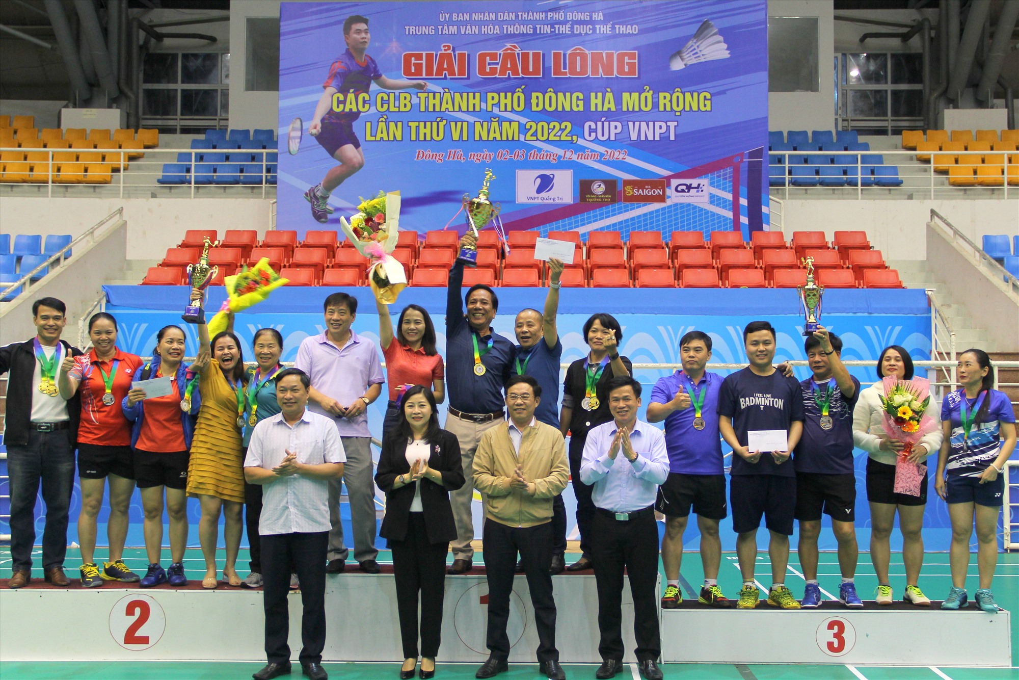 Ban tổ chức trao giải nhất, nhì, ba toàn đoàn cho CLB cầu lông: TP.Đông Hà, Người cao tuổi và Trần Sport- Ảnh: MĐ