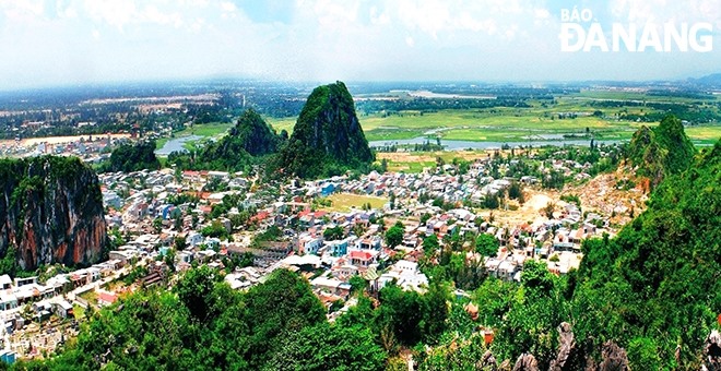 Toàn cảnh Danh thắng Ngũ Hành Sơn (nhìn từ ngọn Thủy Sơn).Ngọn núi này là nơi tập trung nhiều ma nhai vừa được UNESCO công nhận là di sản tư liệu khu vực châu Á - Thái Bình Dương.