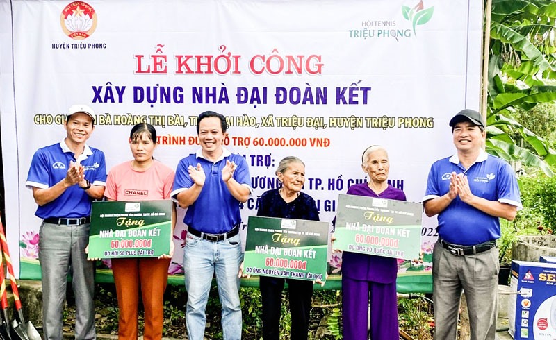 Hội Tennis “Triệu Phong yêu thương” tặng nhà đại đoàn kết cho các hộ gia đình có hoàn cảnhđặc biệt khó khăn ở huyện Triệu Phong - Ảnh: N.T