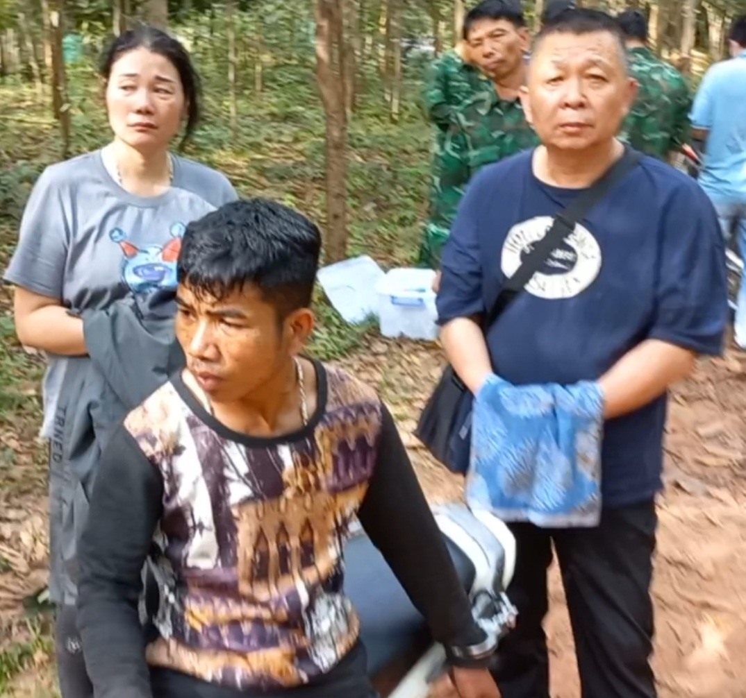 Lien Ban Xay Nha (giữa) bị bắt giữ khi đưa, dẫn 2 người Trung Quốc xuất cảnh trái phép từ Việt Nam sang Lào - Ảnh: M.H