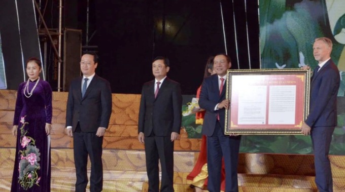 Trưởng đại diện UNESCO tại Việt Nam Christian Manhart trao Nghị quyết vinh danh Danh nhân Hồ Xuân Hương của UNESCO cho Việt Nam.