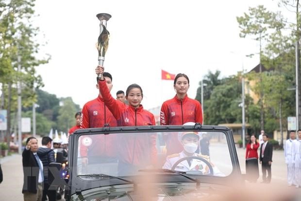 Vận động viên điền kinh Nguyễn Thị Oanh cùng đoàn vận động viên tiêu biểu thực hiện nghi thức rước đuốc từ Bảo tàng Hồ Chí Minh. (Ảnh: Minh Quyết/TTXVN)