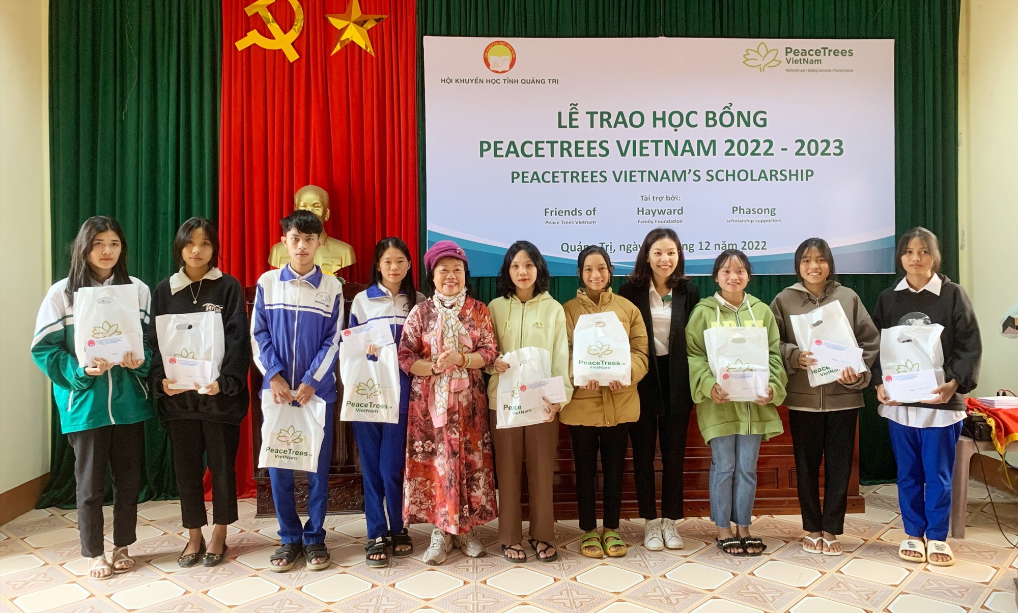 Trao học bổng PEACETREES VIETNAM cho học sinh tại huyện Hướng Hóa- Ảnh: BL