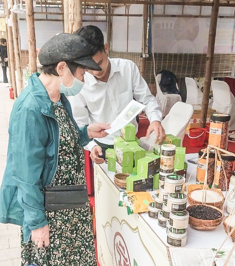 Sản phẩm của HTX Dịch vụ nông nghiệp Hùng Anh tham gia trưng bày tại một hội chợ kết nối giao thương - Ảnh: K.S