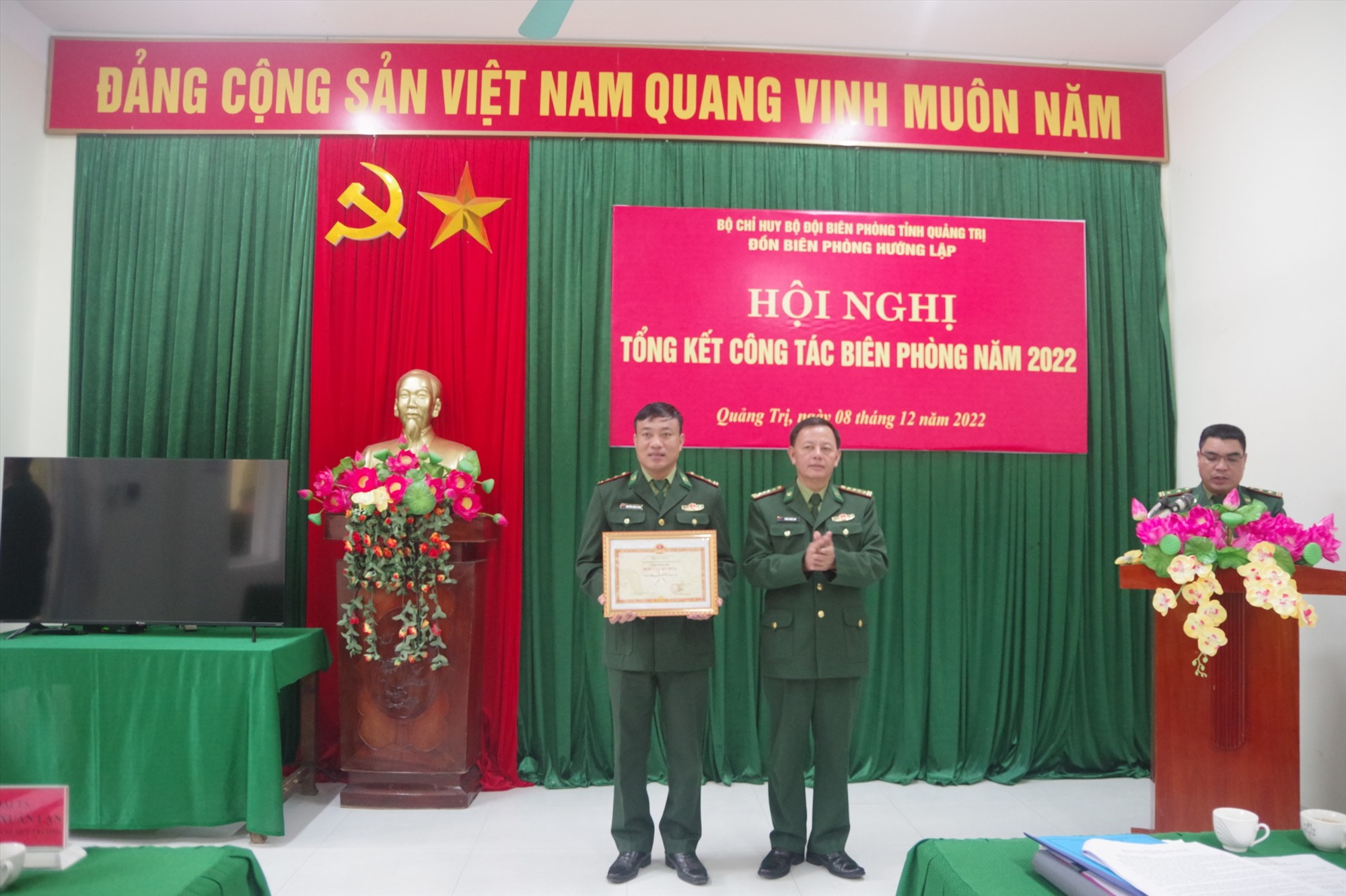 Trung tá Nguyễn Công Trình – Đồn trưởng duy trì thảo luận Đại tá Đại tá Trần Xuân Lạn – Phó chỉ huy trưởng trao danh hiệu đơn vị văn hóa, đơn vị tiên tiến cho 01 tập thể.