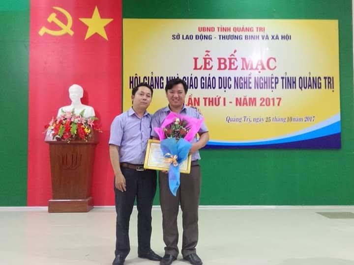 Thầy Hậu (bên phải) đoạt giải Nhất tại cuộc thi Hội giảng Nhà giáo GDNN tỉnh do Sở Lao động – Thương binh và Xã hội tổ chức năm 2017 - Ảnh NVCC