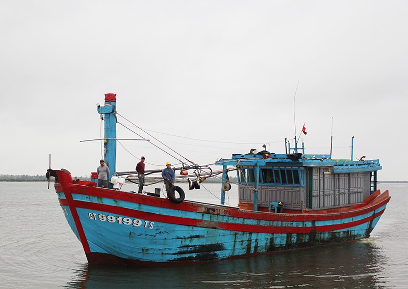 Tàu khai thác cá thu của ngư dân thị trấn Cửa Việt cập bến sau chuyến đi biển may mắn -Ảnh: T.L