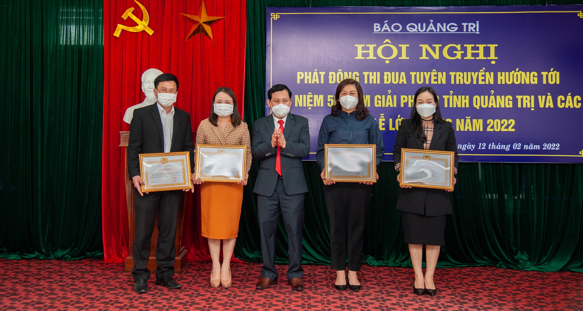 Phó Tổng Biên tập Báo Quảng Trị Nguyễn Tý trao Giấy khen cho các chuyên mục, chuyên trang - Ảnh: Trần Tuyền