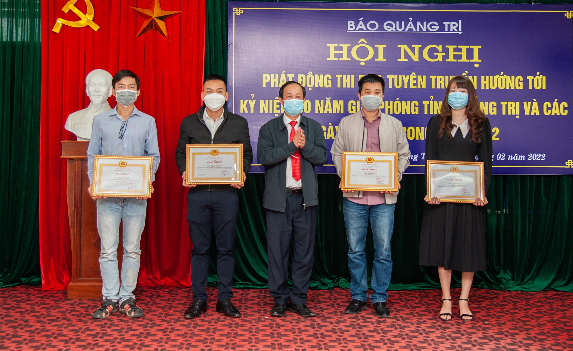Phó Tổng Biên tập Báo Quảng Trị Nguyễn Chí Linh trao Giấy khen cho các cộng tác viên - Ảnh: Trần Tuyền