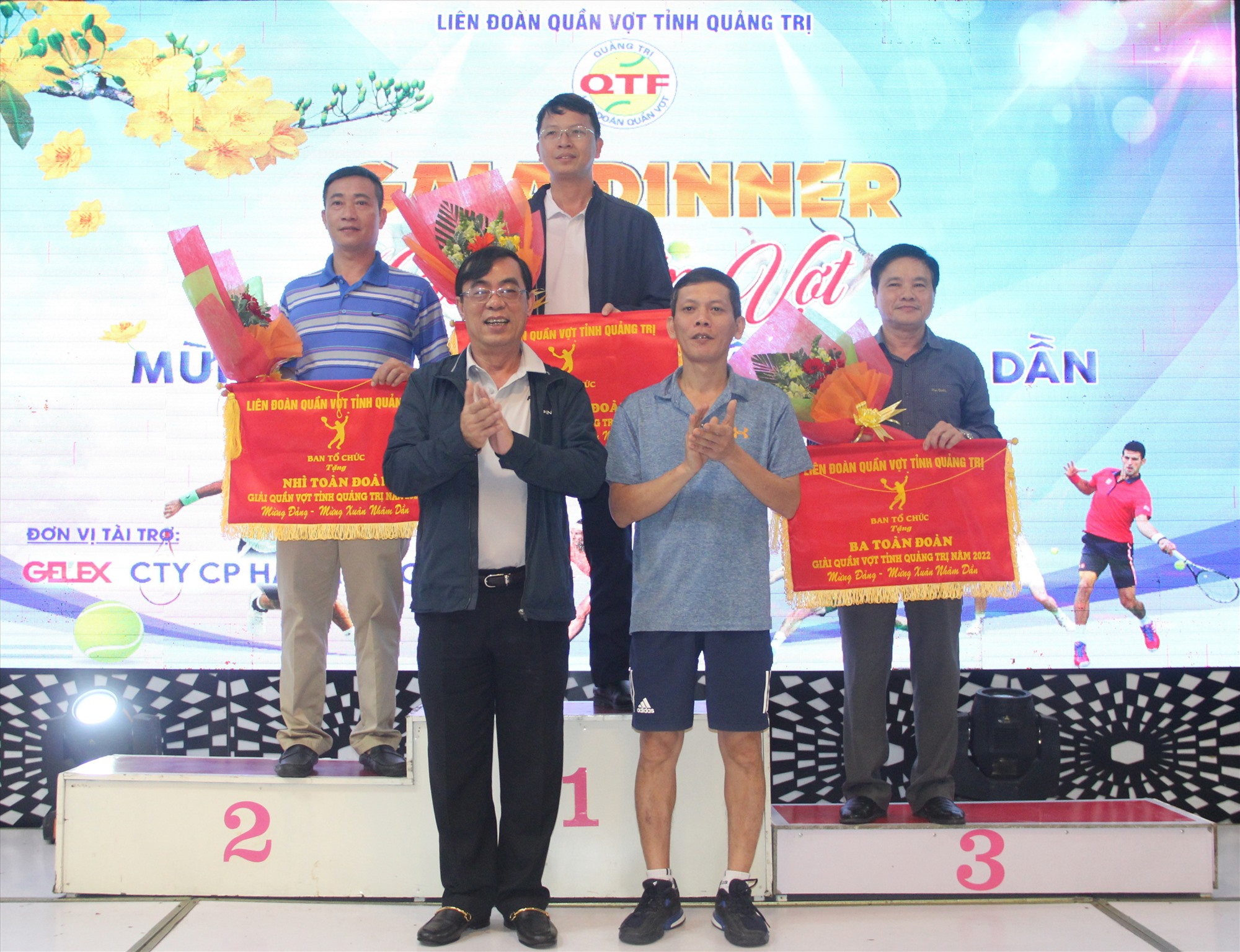 Ban tổ chức trao giải Nhất, Nhì, Ba toàn đoàn cho CLB quần vợt VNPT, CLB quần vợt Khách sạn Sài Gòn-Đông Hà và CLB quần vợt Nguyễn Huệ - Ảnh: MĐ