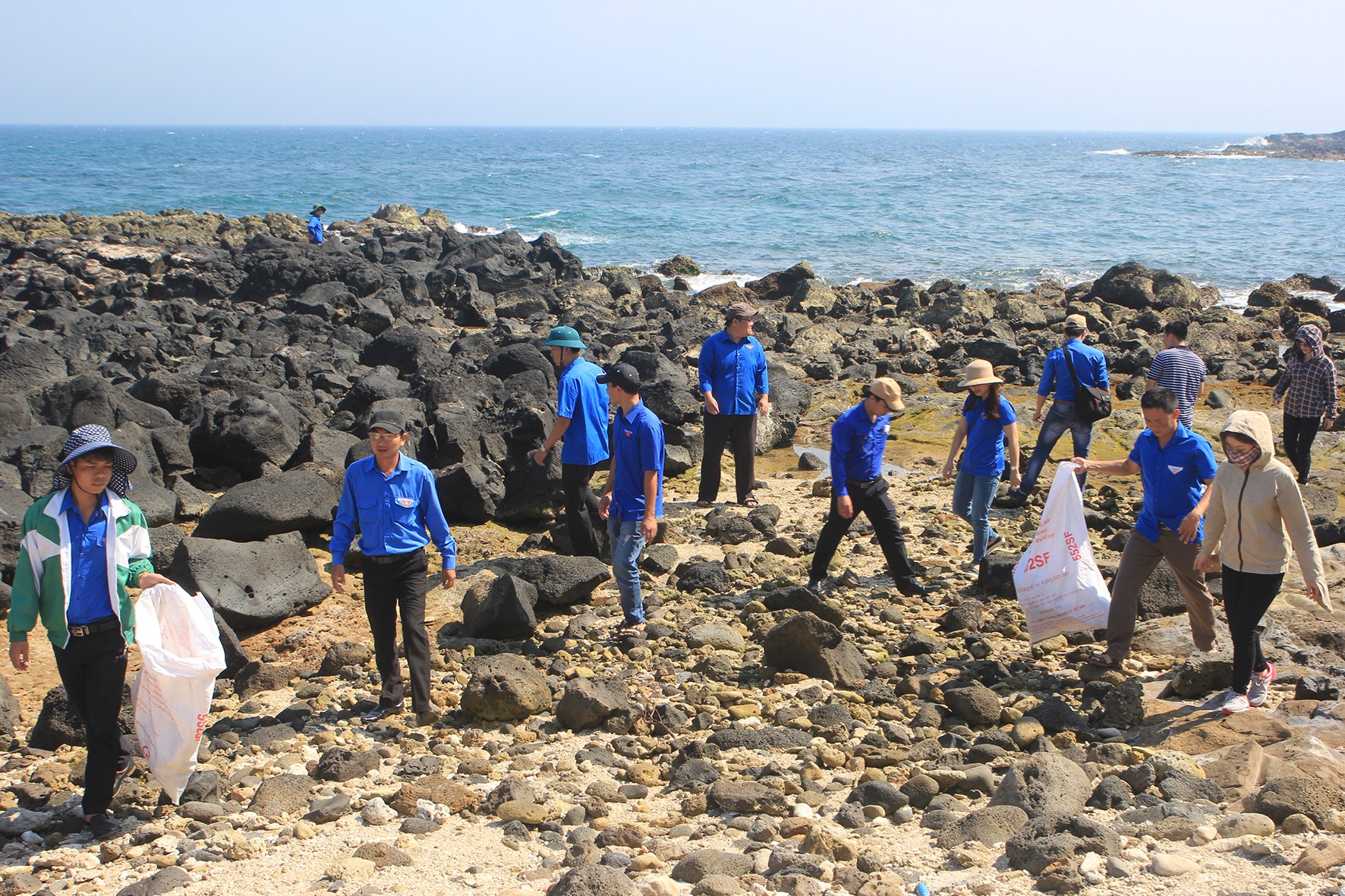 Đoàn viên thanh niên ra quân làm sạch môi trường biển- Ảnh: H.N.K