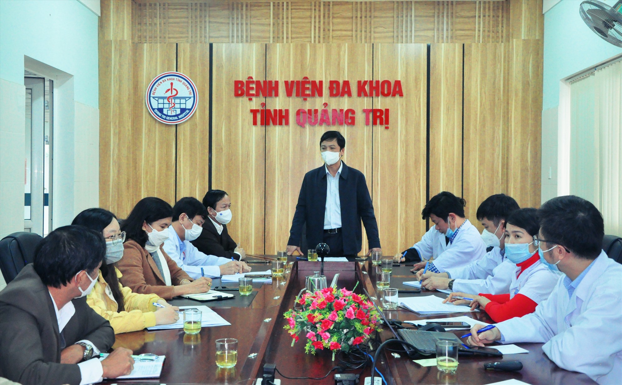 Phó Chủ tịch UBND tỉnh Hoàng Nam phát biểu tại buổi làm việc với lãnh đạo Bệnh viện Đa khoa tỉnh - Ảnh: Q.H