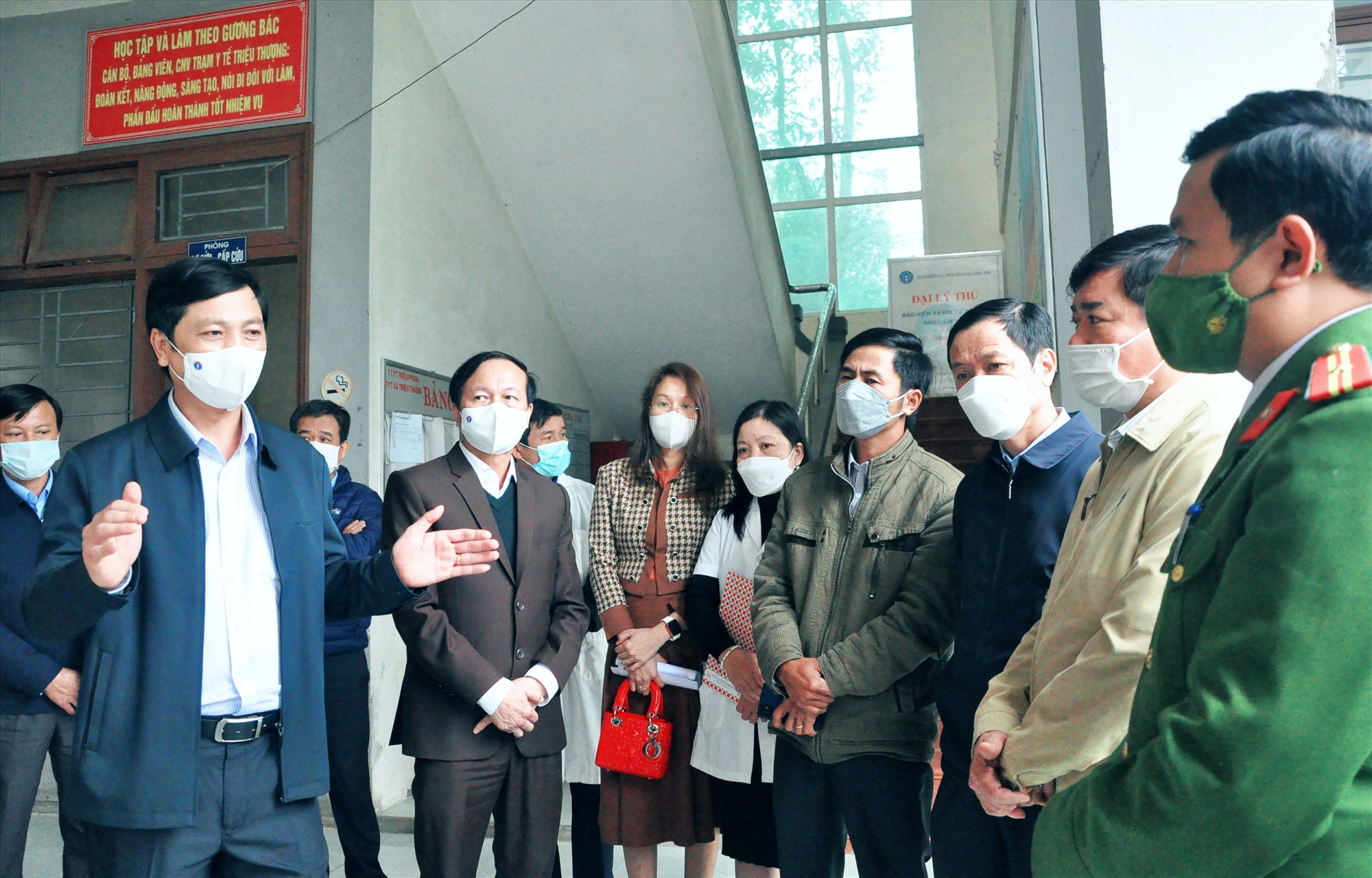Phó Chủ tịch UBND tỉnh Hoàng Nam tìm hiểu công tác phòng, chống dịch ở Trạm Y tế xã Triệu Thượng - Ảnh: Q.H