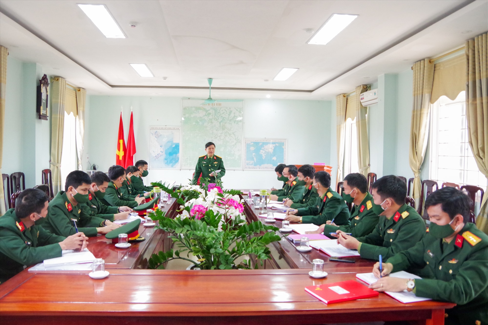 Phó Bí thư Đảng ủy Quân sự, Chính ủy Bộ CHQS tỉnh, Đại tá Nguyễn Bá Duẩn kiểm tra công tác tổ chức giao nhận quân tại Ban CHQS thị xã Quảng Trị