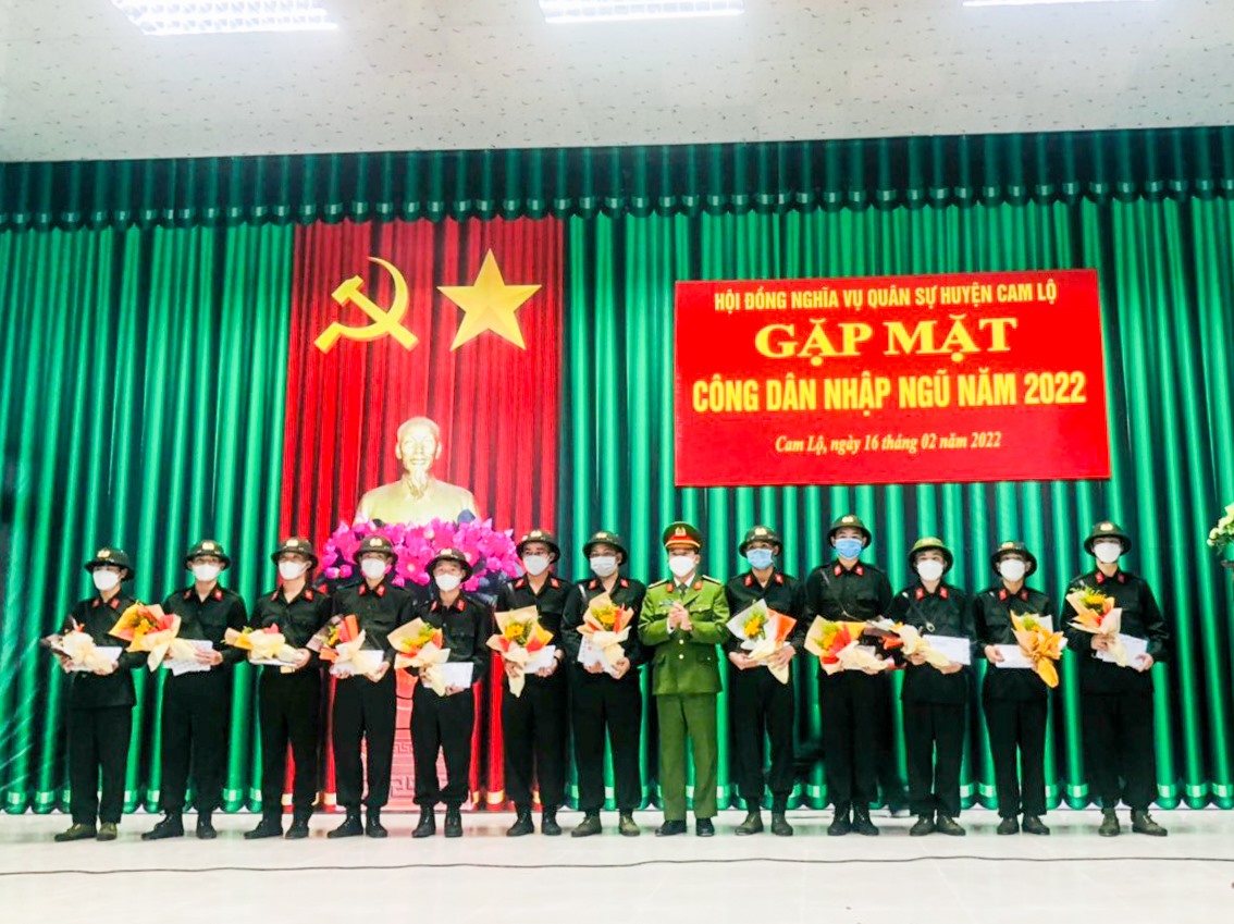 Hội đồng Nghĩa vụ quân sự huyện Cam Lộ gặp mặt, tặng quà các công dân lên đường làm nghĩa vụ công an nhân dân