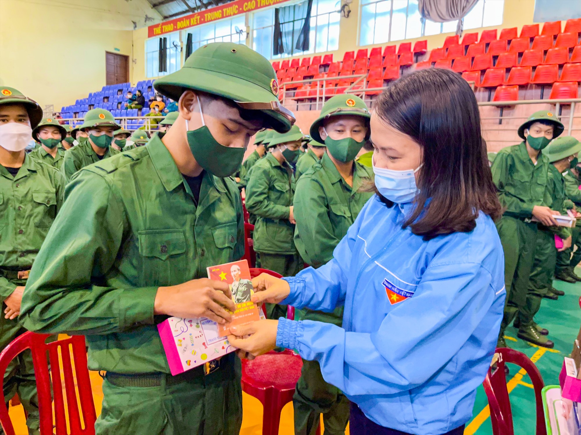 Thanh niên huyện Vĩnh Linh nhận quà động viên trước ngày lên đường nhập ngũ