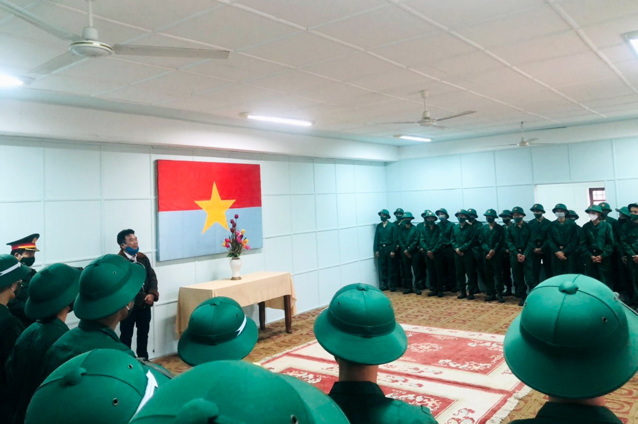 Các tân binh ở huyện Cam Lộ được tham quan các di tích lịch sử trên địa bàn trước ngày hội giao nhận quân