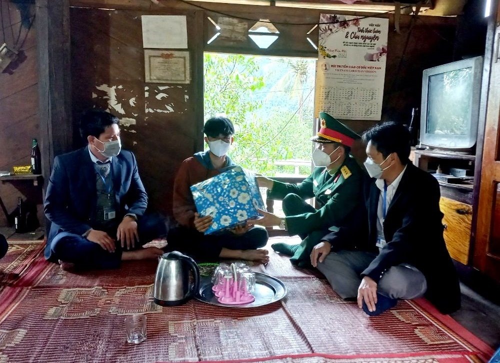 Hội đồng Nghĩa vụ quân sự huyện Đakrông thăm, tặng quà động viên tân binh Hồ Văn Thức, ở thôn Tà Lêng, xã Đakrông