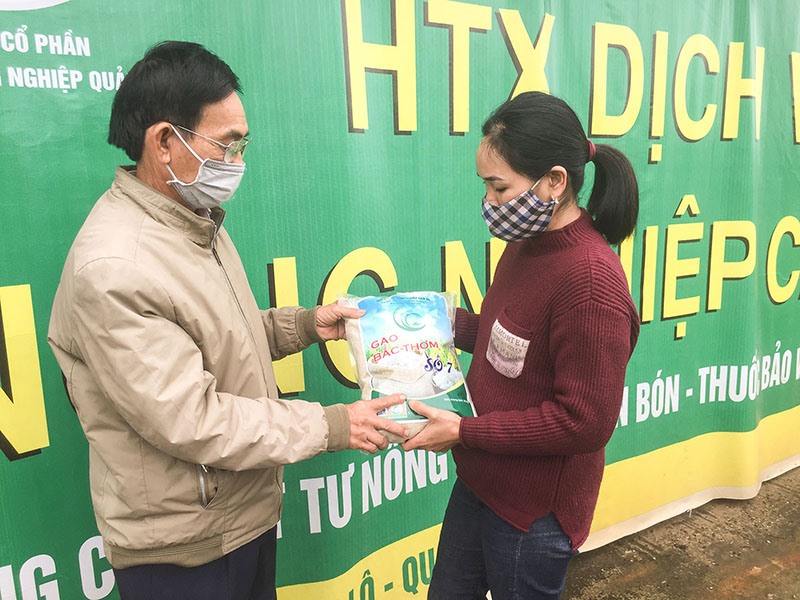 Cán bộ Hợp tác xã nông nghiệp Cam An kiểm tra việc đóng bao gạo Bắc Thơm số 7 trước khi xuất bán ra thị trường - Ảnh: Đ.T