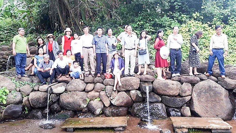 Nhiều du khách đến tham quan hệ thống giếng cổ tại xã Gio An, huyện Gio Linh - Ảnh: H.V.A