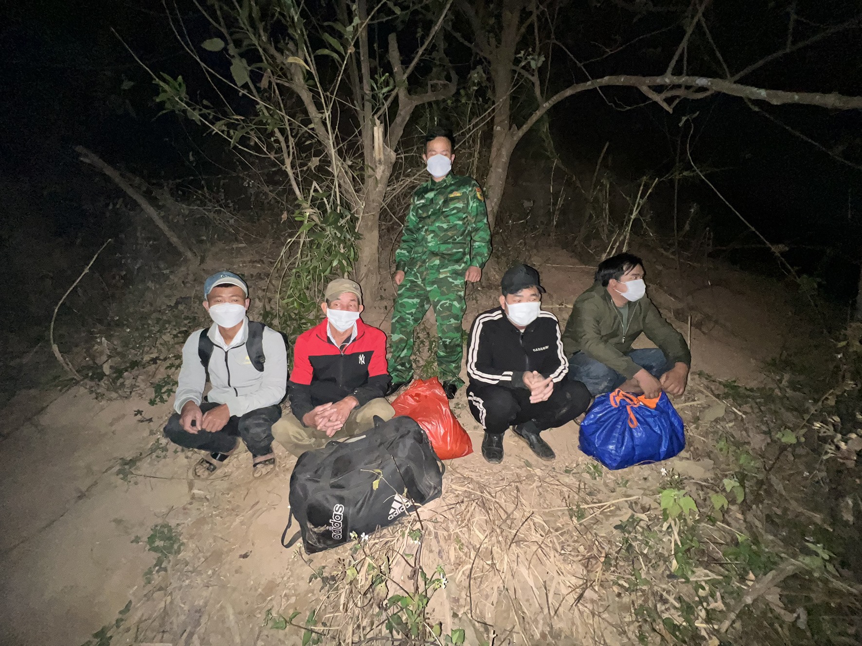 Các đối tượng men theo bờ suối vượt biên sang Lào bị lực lượng Biên phòng bắt giữ-Ảnh: M.H