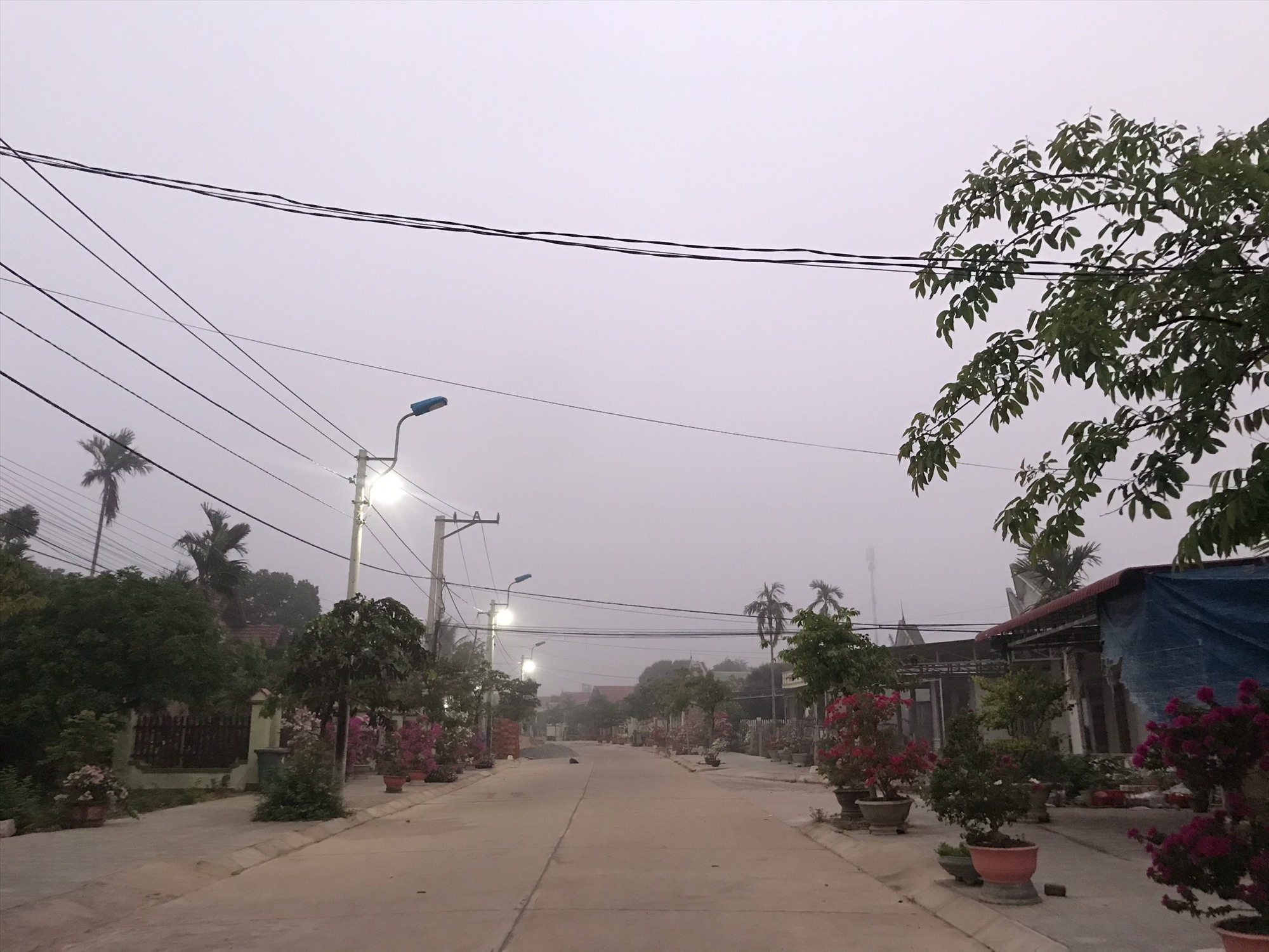 Con đường ở Lao Bảo với 2 nguồn điện chiếu sáng.