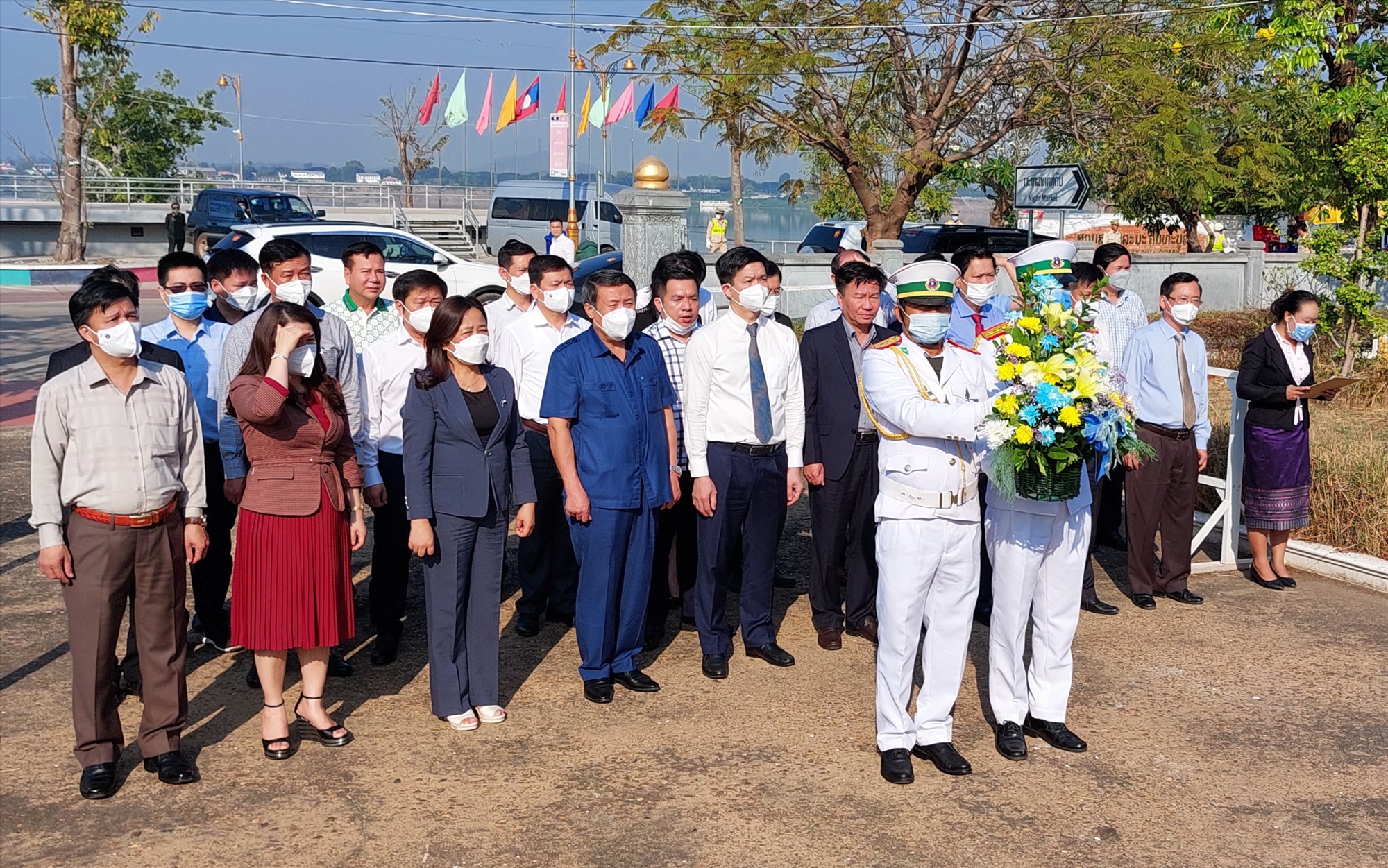 Đoàn đại biểu cấp cao tỉnh Quảng Trị dâng hoa tại Khu lưu niệm Chủ tịch Hồ Chí Minh, thành phố Cay-xỏn Phôm-vy-hản, tỉnh Savannakhet, Lào - Ảnh: Thanh Hải