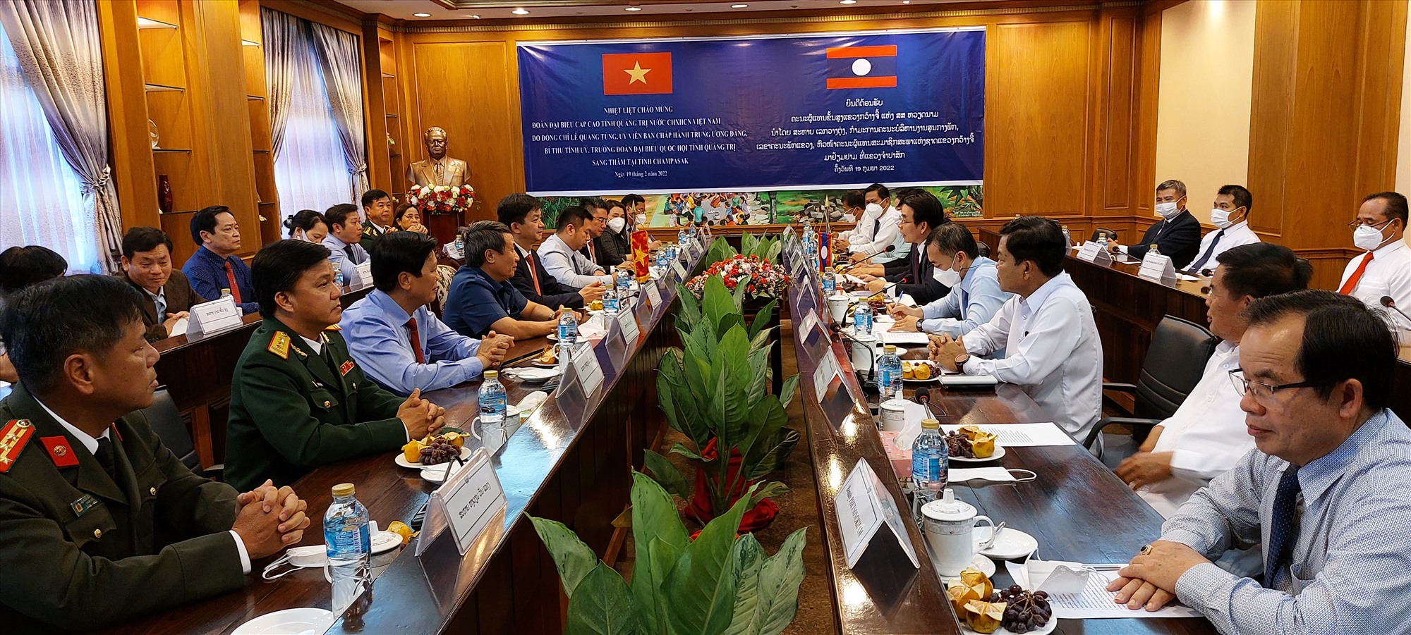 Đoàn đại biểu cấp cao hai tỉnh Quảng Trị và Champasak chia sẻ thông tin, đề nghị thúc đẩy hợp tác giữa hai tỉnh - Ảnh: N.T.H