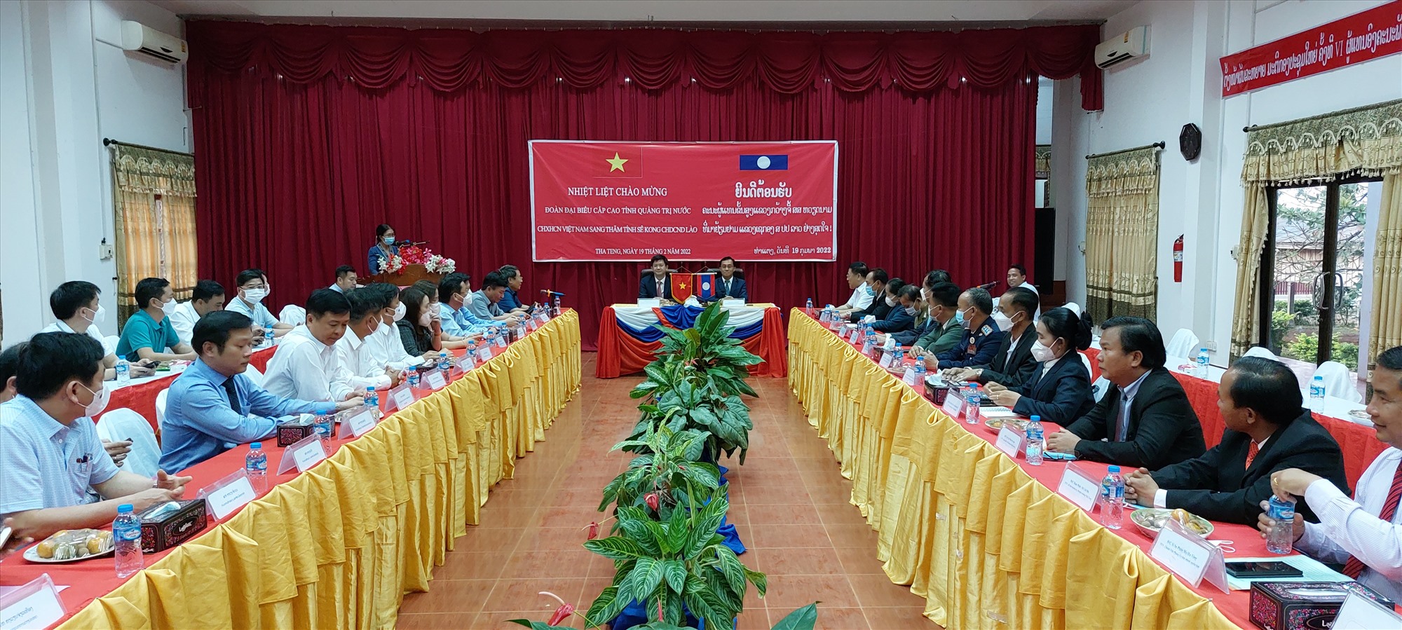 Đoàn đại biểu cấp cao hai tỉnh Quảng Trị và Sê Kông trao đổi cơ hội hợp tác giữa hai địa phương - Ảnh: N.T.H