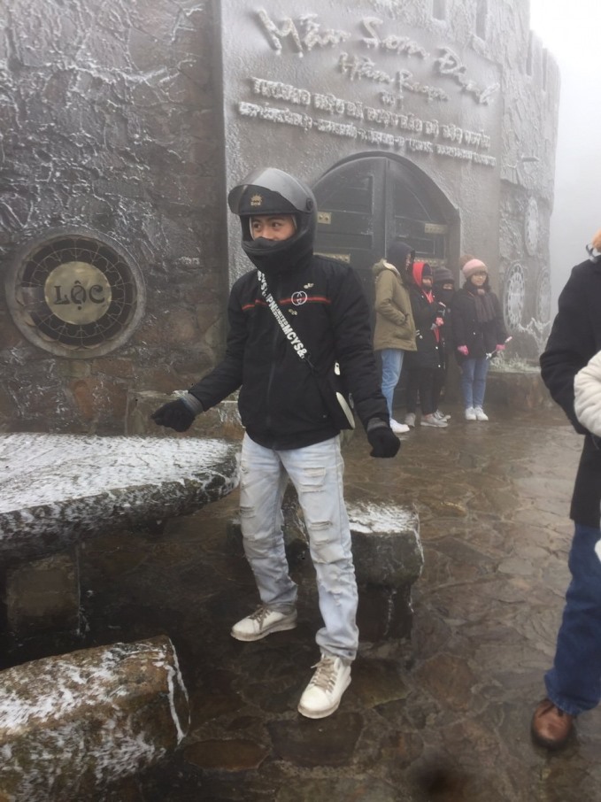 Nhiều bạn trẻ không ngại mưa rét lên đỉnh Mẫu Sơn để chiêm ngưỡng khung cảnh băng giá. Ảnh: Facebooker Lưu Khánh Tâm