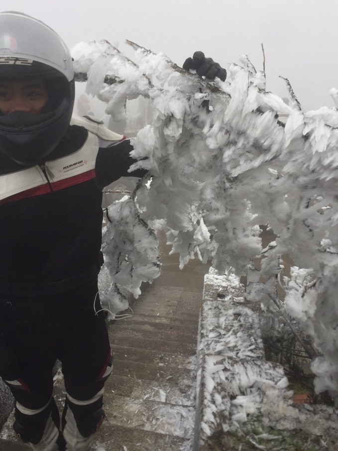 Băng tuyết dày bao phủ các cành cây trên đỉnh Mẫu Sơn. Ảnh: Facebooker Lưu Khánh Tâm