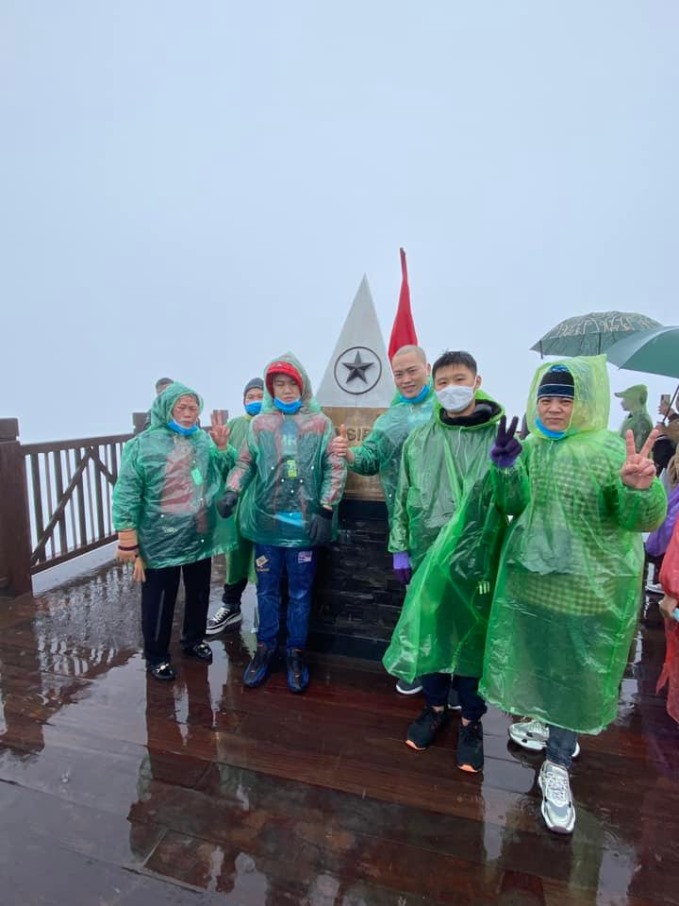 Mặc dù mưa rét, nhiều du khách đổ xô lên SaPa vào cuối tuần này để chiêm ngưỡng băng tuyết. Ảnh Facebooker Đăng Thi Vân Anh.