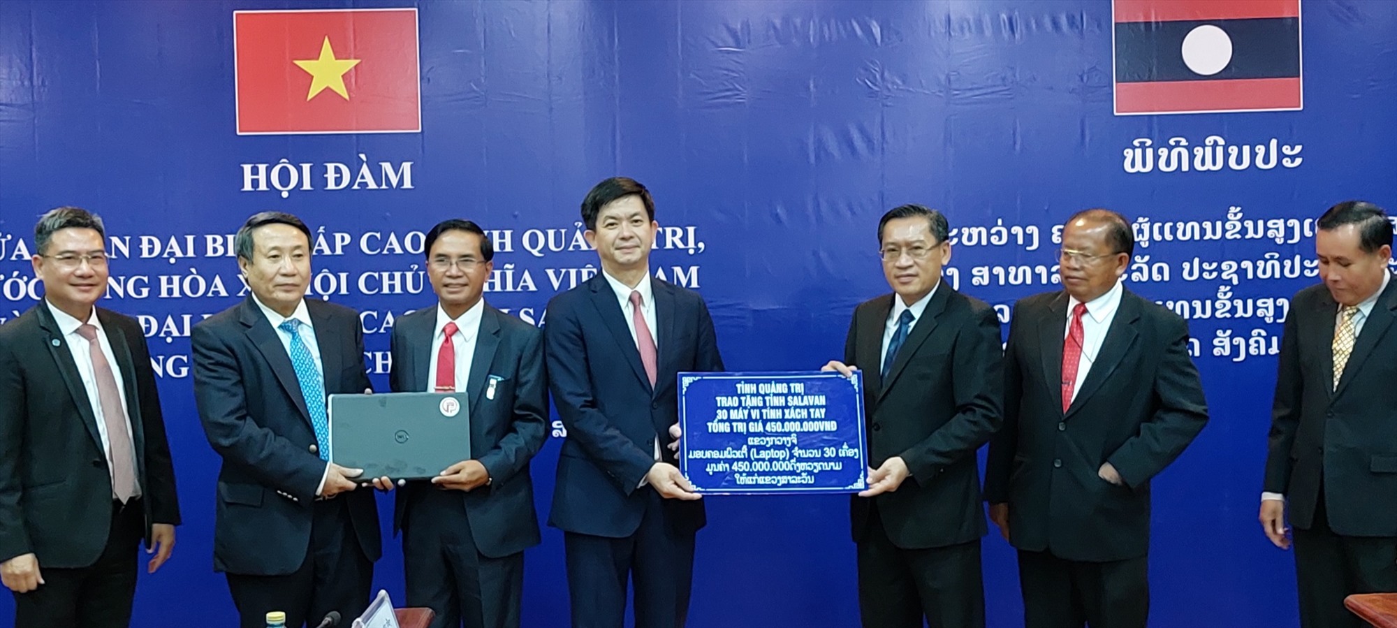 Đoàn đại biểu cấp cao tỉnh Quảng Trị tặng máy vi tính xách tay cho tỉnh Salavan - Ảnh: N.T.H