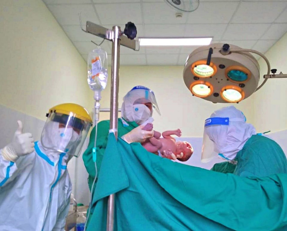 Ê kíp bác sĩ, nhân viên y tế Bệnh viện Đa khoa khu vực Triệu Hải đã giúp sản phụ mắc COVID-19 sinh nở thành công - Ảnh: BVTH