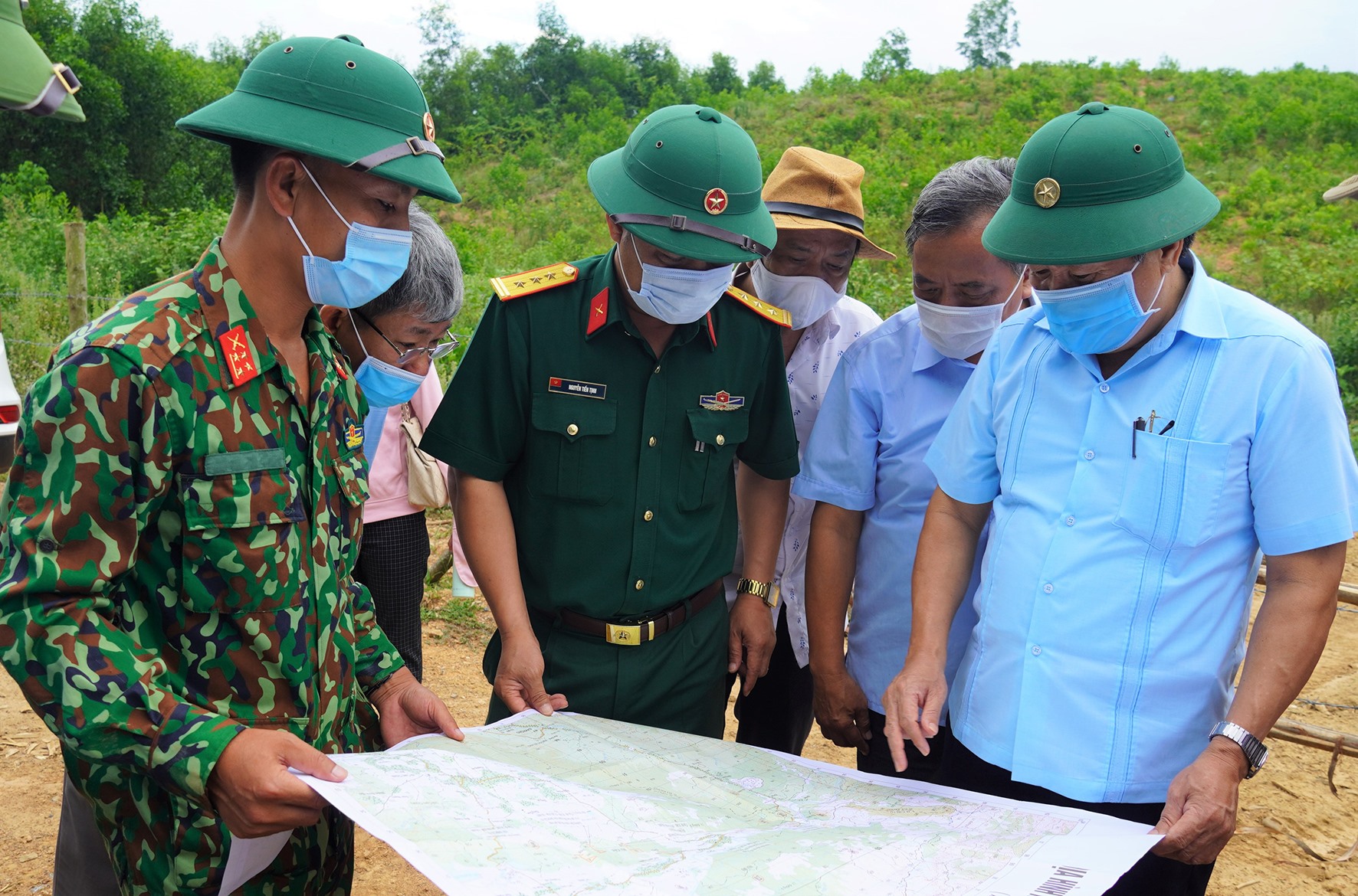 Phó Chủ tịch Thường trực UBND tỉnh Hà Sỹ Đồng kiểm tra vướng mắc các dự án liên quan đến đất đai tại huyện Cam Lộ - Ảnh: T.T