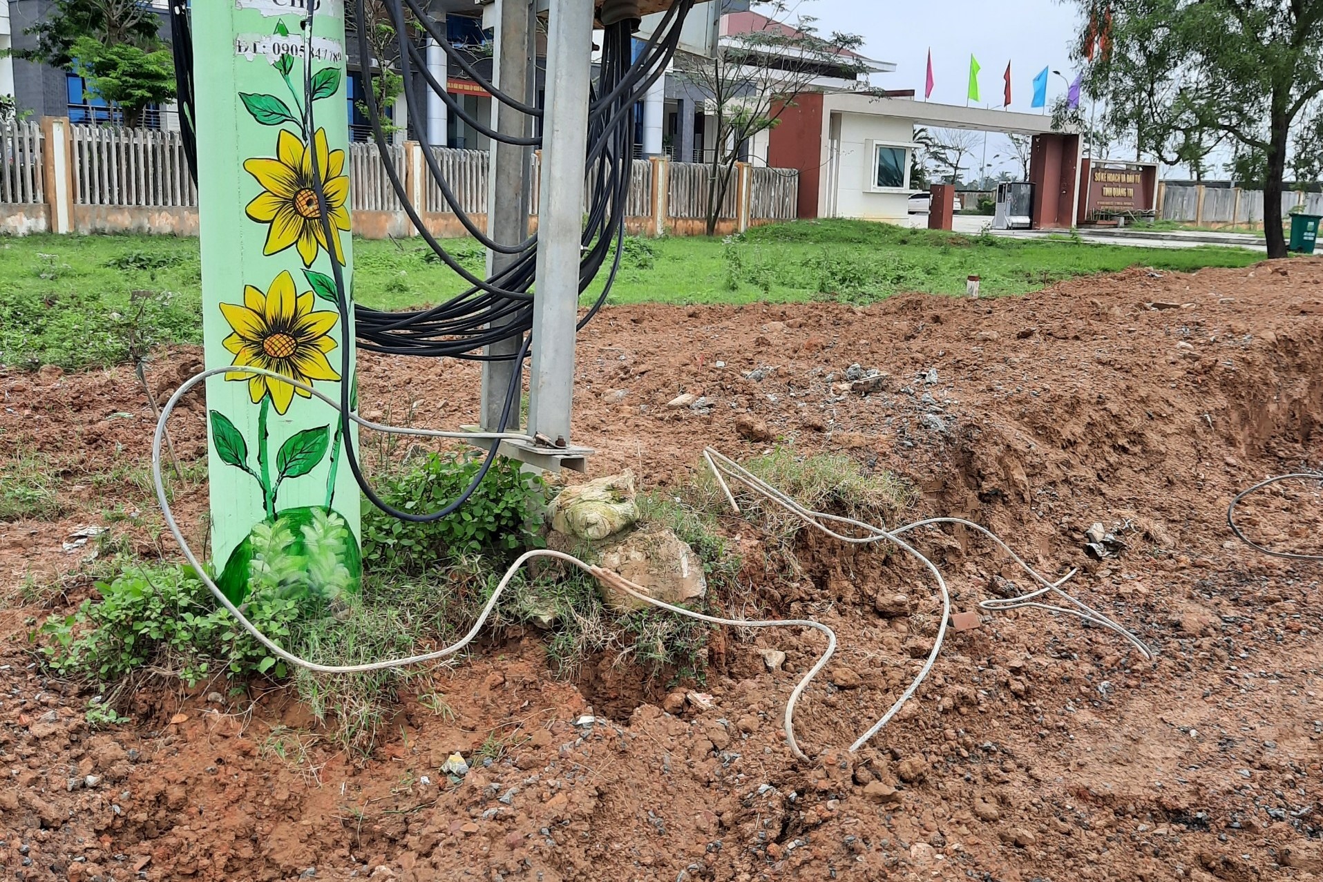 Quá trình thi công vỉa hè đã làm hư hỏng hệ thống tiếp địa trạm biến áp Đông Thanh 2 - Ảnh: Điện lực Đông Hà cung cấp