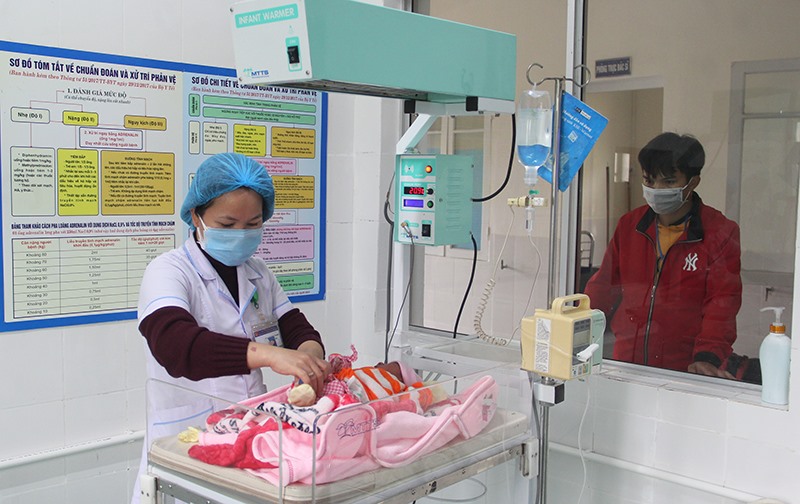 Nhân viên hộ sinh Trung tâm Y tế huyện Hướng Hóa chăm sóc trẻ sơ sinh -Ảnh: M.Đ