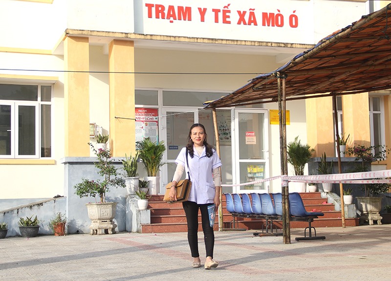 Nữ hộ sinh Lê Thị Kim Liên, Trạm Y tế xã Mò Ó (huyện Đakrông) luôn trong tâm thế lên đường để hỗ trợ cho các sản phụ -Ảnh: M.Đ