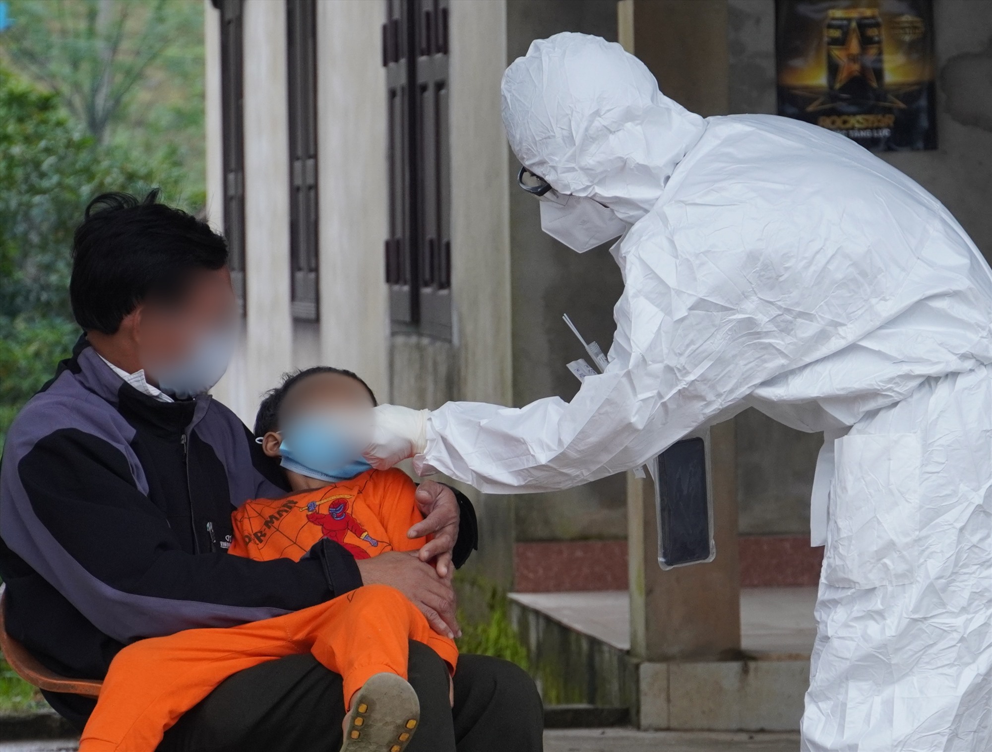 Nhân viên y tế lấy mẫu xét nghiệm SARS-CoV-2 tại thị trấn Krông Klang, huyện Đakrông - Ảnh: Q.H