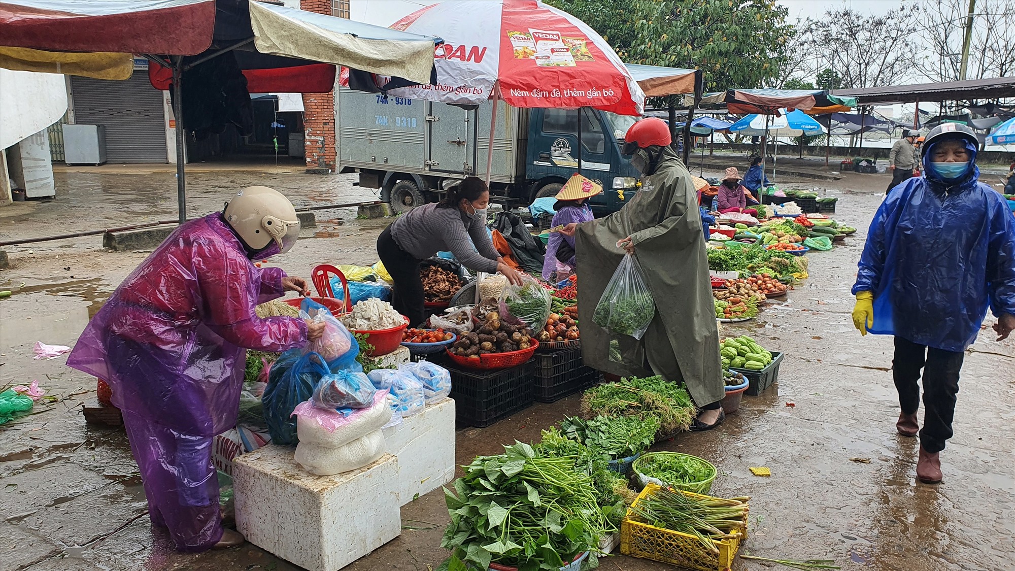 Đi chợ Đông Hà đầu năm, nhiều người chỉ mua chút lộc đầu xuân với mong muốn gặp nhiều may mắn, làm ăn phát đạt trong năm mới - Ảnh: T.Q