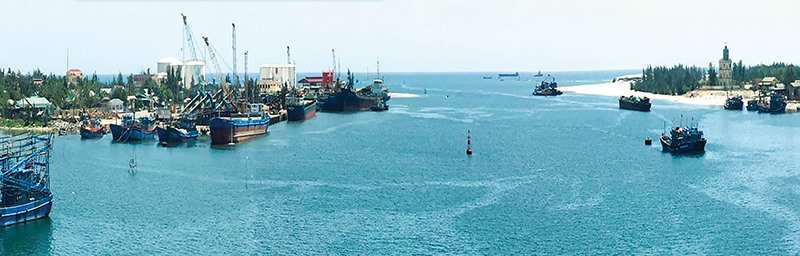 Hàng hóa tấp nập qua cảng Cửa Việt- Ảnh: H.N.K