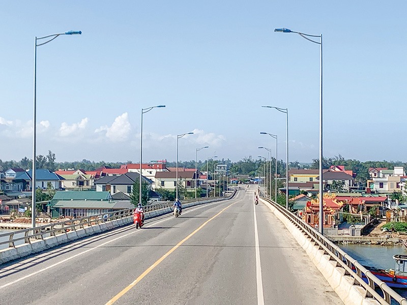 Cầu Cửa Việt, huyết mạch giao thông quan trọng tạo điểm nhấn phát triển kinh tế-xã hội ở vùng biển -Ảnh: H.N.K