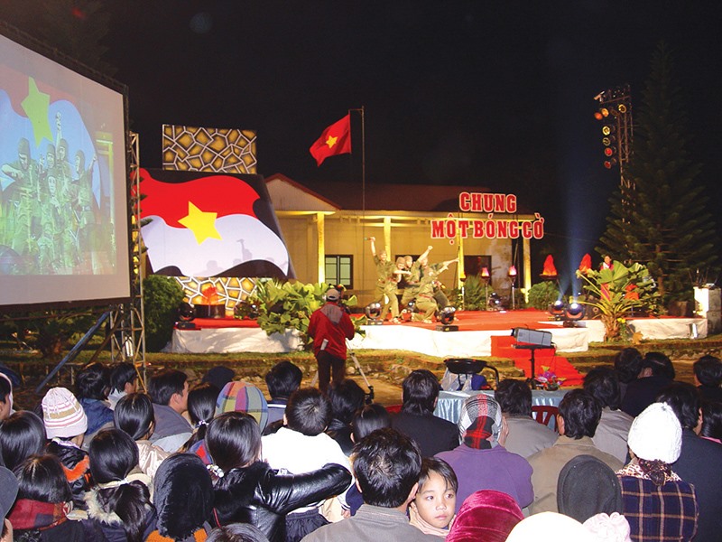 Chương trình truyền hình “Chung một bóng cờ” tổ chức tại Khu di tích Trụ sở Chính phủ CMLTCHMN Việt Nam tại Cam Lộ -Ảnh: Đ.T