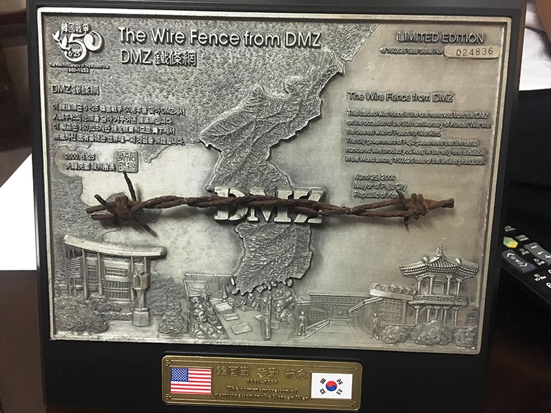 Món quà lưu niệm ở vĩ tuyến 38-nơi vẫn cắt chia hai miền Triều Tiên -Ảnh: L.Đ.D