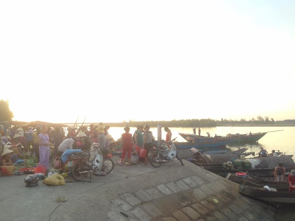 Chợ Bắc Phước nằm bên mép sông Thạch Hãn. Ảnh: YMS