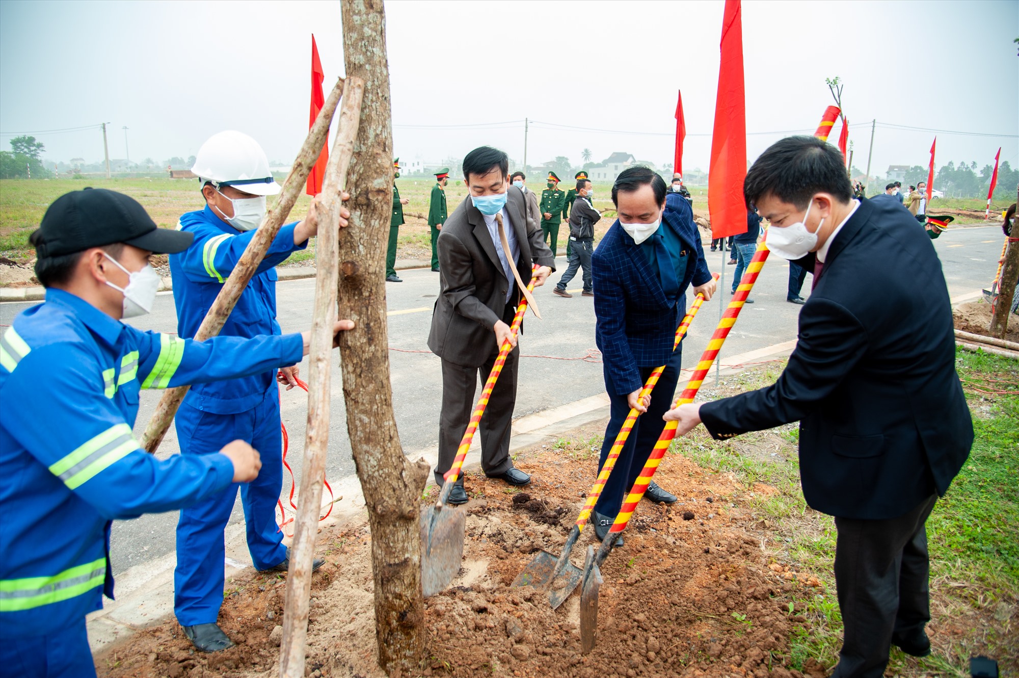Lãnh đạo tỉnh trồng cây tại Lễ phát động Tết trồng cây “Đời đời nhớ ơn Bác Hồ” xuân Nhâm Dần - 2022  - Ảnh: T.T