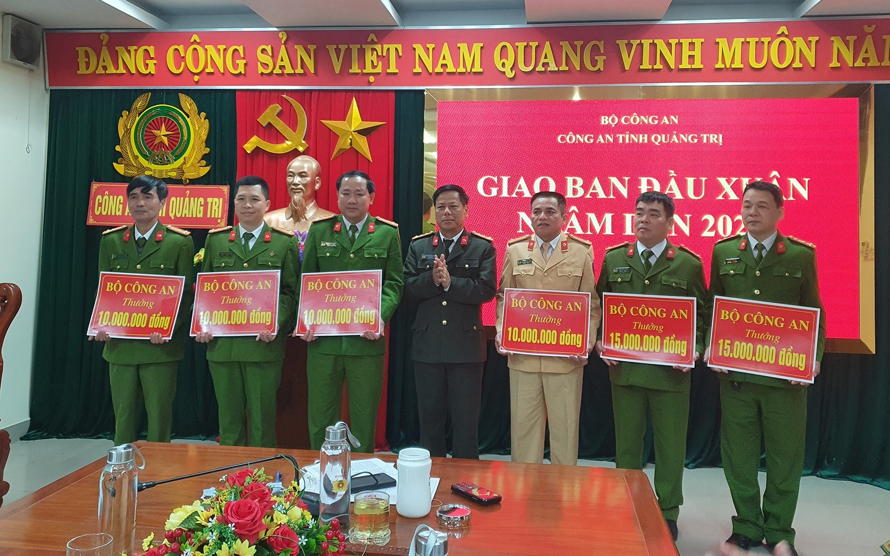 Giám đốc Công an tỉnh, Đại tá Nguyễn Văn Thanh trao thưởng các đơn vị - Ảnh: Trần Khôi