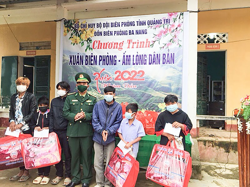 Chỉ huy Đồn Biên phòng Ba Nang tặng quà tết cho các hộ gia đình chính sách trên địa bàn - Ảnh: H.S.P